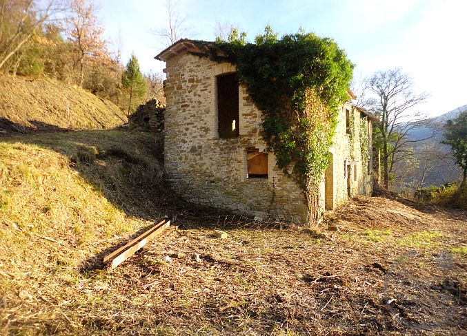 ASSISI - ARMENZANO: CASALE DA RISTRUTTURARE CON TERRENO CIRCOSTANTE