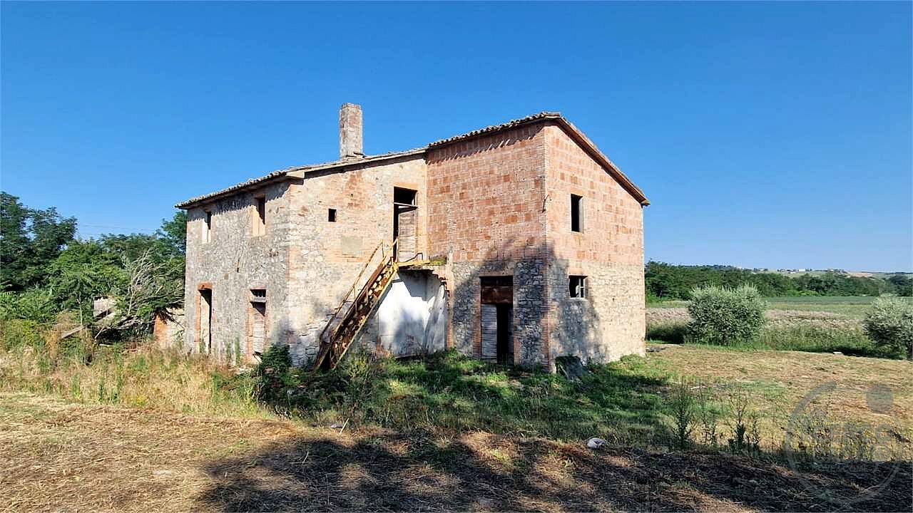 PROPRIETA' DA RISTRUTTURARE IN APERTA CAMPAGNA