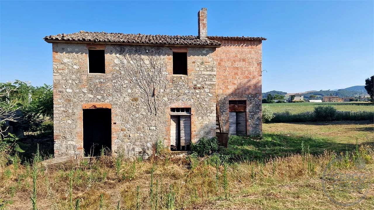 PROPRIETA' DA RISTRUTTURARE IN APERTA CAMPAGNA