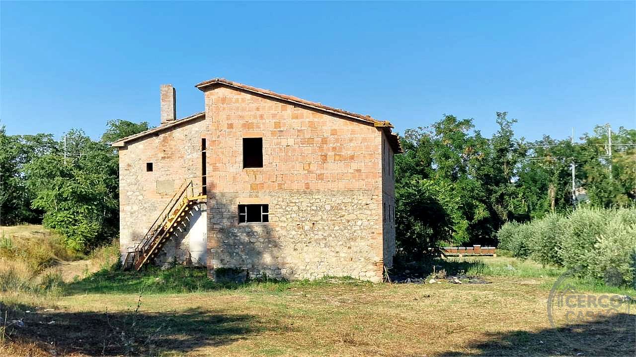 PROPRIETA' DA RISTRUTTURARE IN APERTA CAMPAGNA