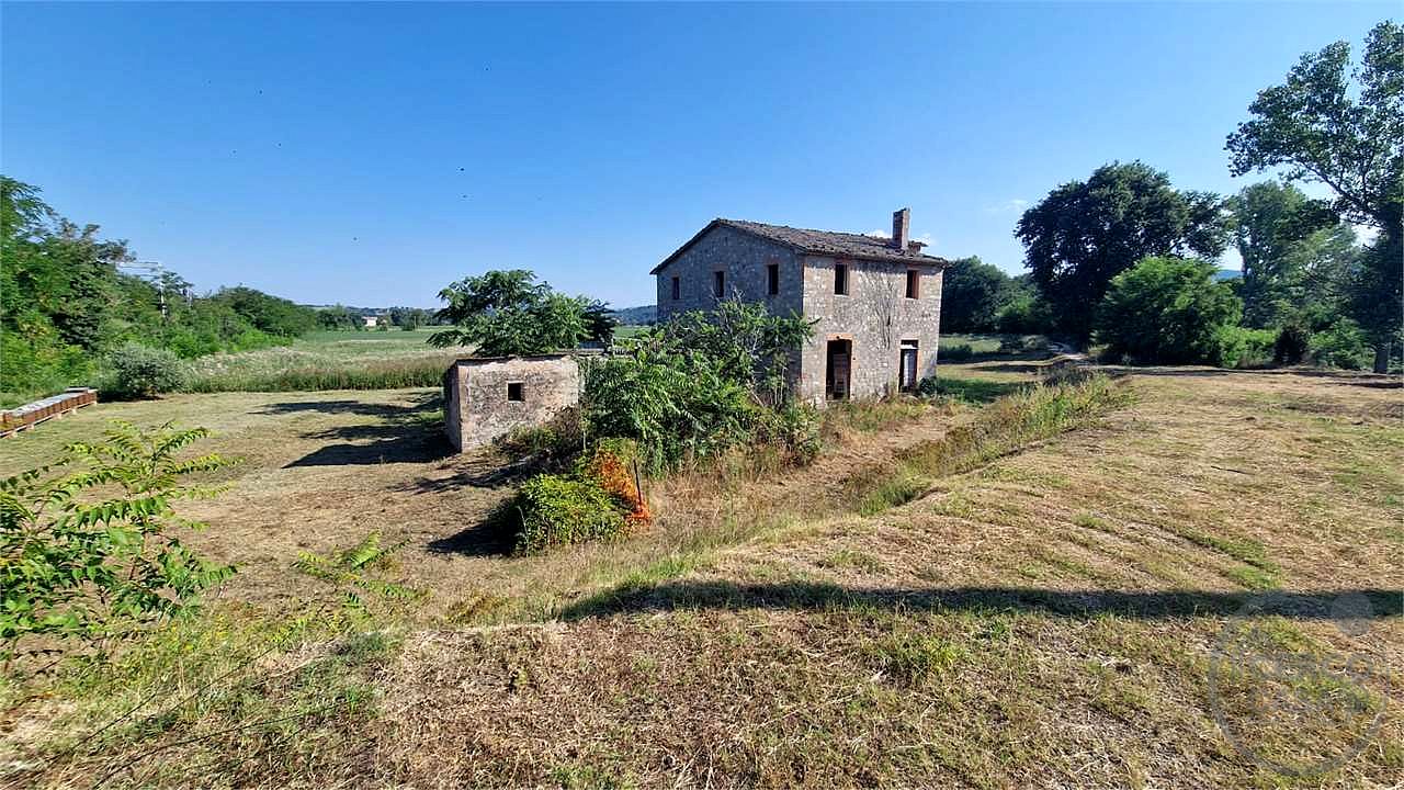 PROPRIETA' DA RISTRUTTURARE IN APERTA CAMPAGNA