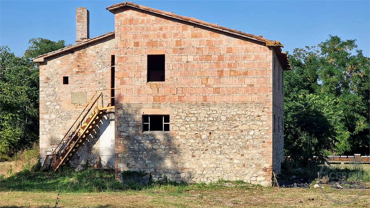 PROPRIETA' DA RISTRUTTURARE IN APERTA CAMPAGNA