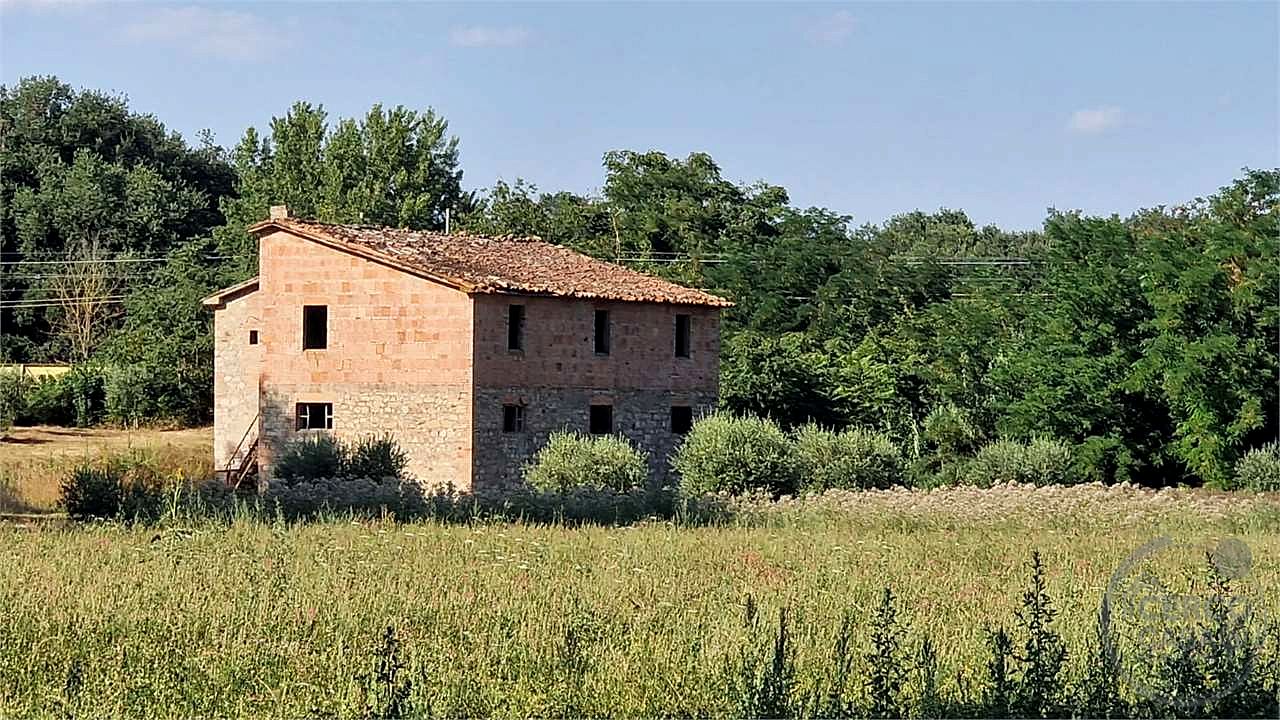 PROPRIETA' DA RISTRUTTURARE IN APERTA CAMPAGNA