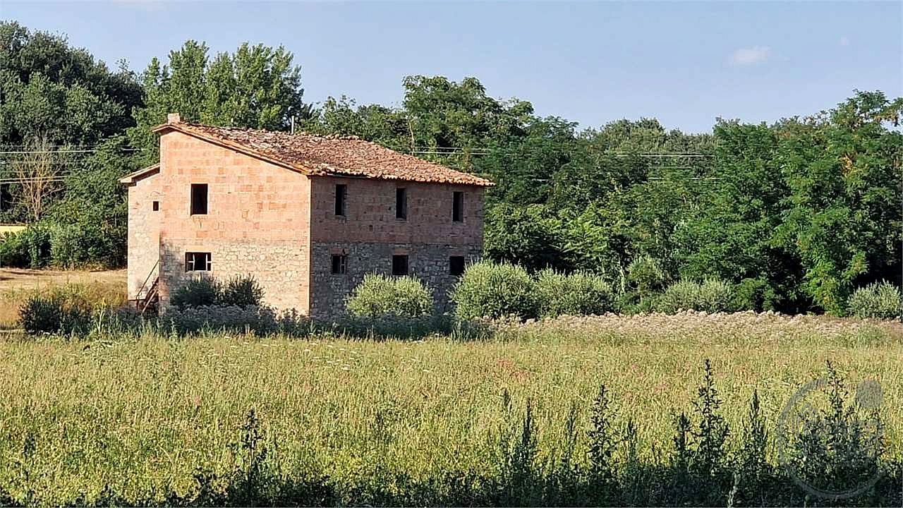 PROPRIETA' DA RISTRUTTURARE IN APERTA CAMPAGNA