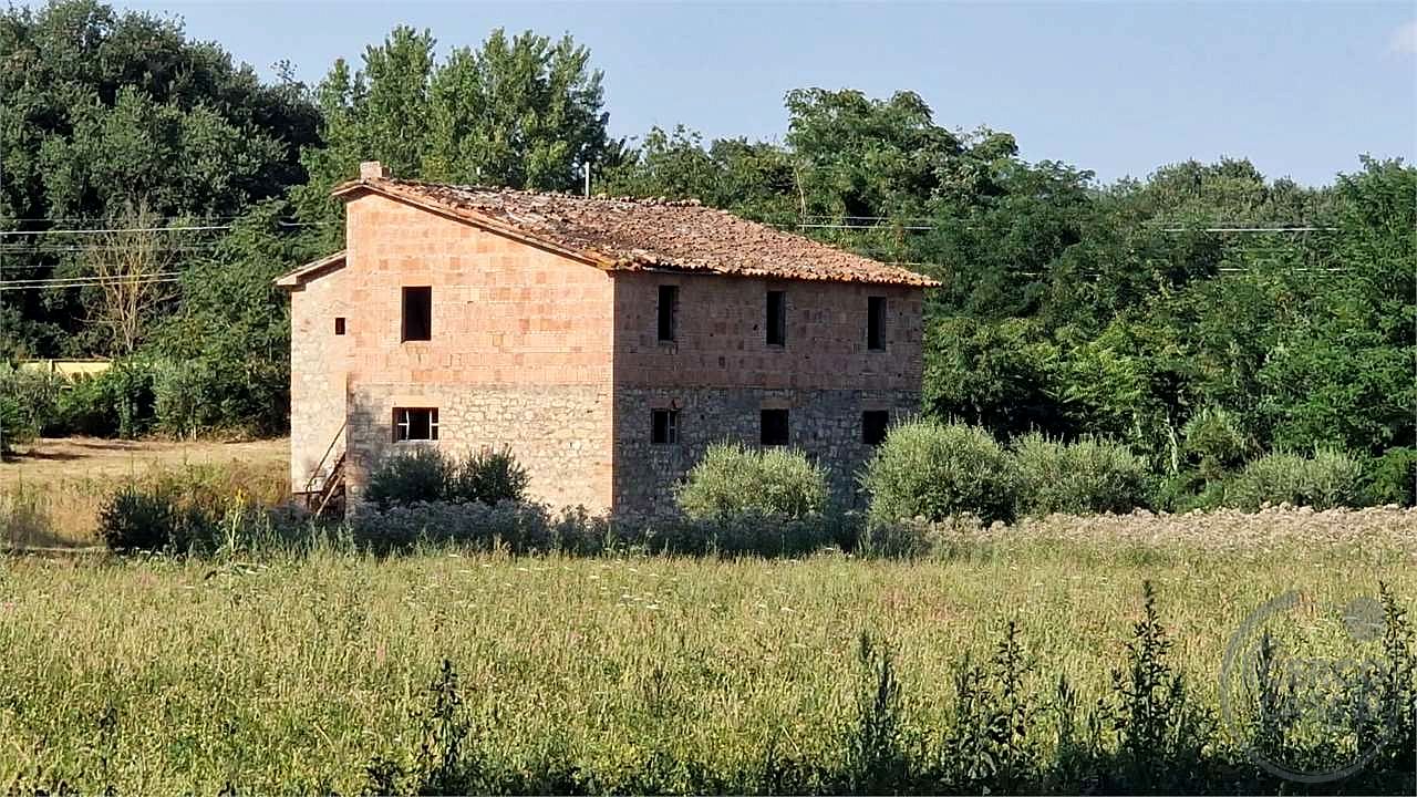 PROPRIETA' DA RISTRUTTURARE IN APERTA CAMPAGNA
