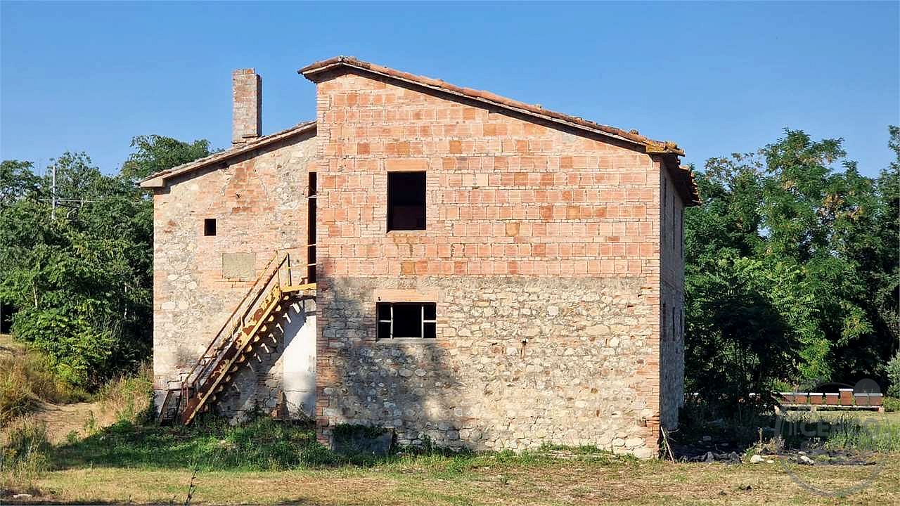 PROPRIETA' DA RISTRUTTURARE IN APERTA CAMPAGNA