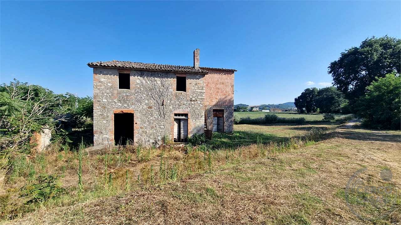 PROPRIETA' DA RISTRUTTURARE IN APERTA CAMPAGNA