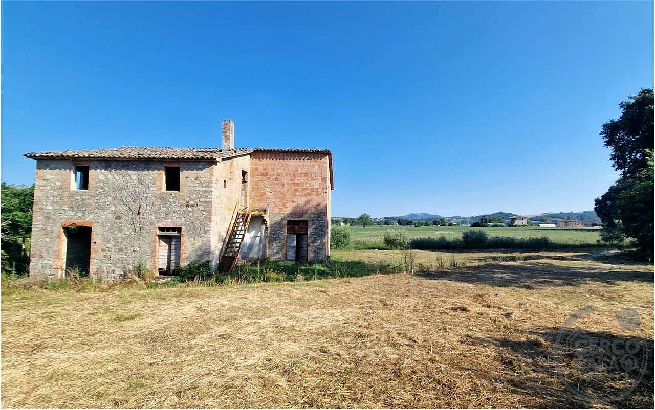 PROPRIETA' DA RISTRUTTURARE IN APERTA CAMPAGNA