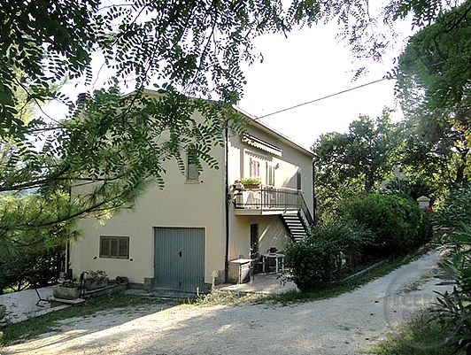 CASA INDIPENDENTE CON AMPIO GIARDINO ESCLUSIVO