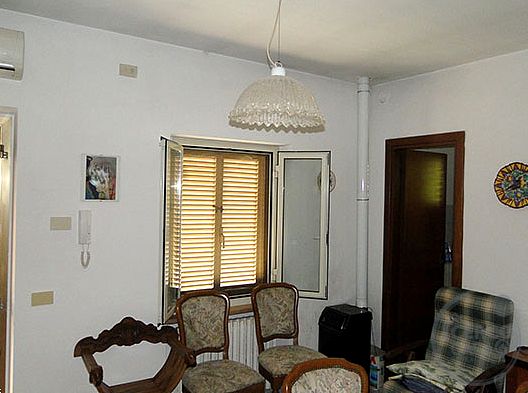 CASA INDIPENDENTE CON AMPIO GIARDINO ESCLUSIVO