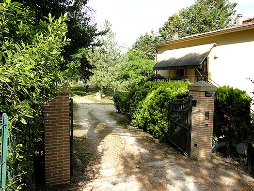 CASA INDIPENDENTE CON AMPIO GIARDINO ESCLUSIVO