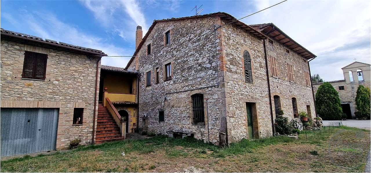 TODI – PORZIONE DI FABBRICATO CON ANNESSI