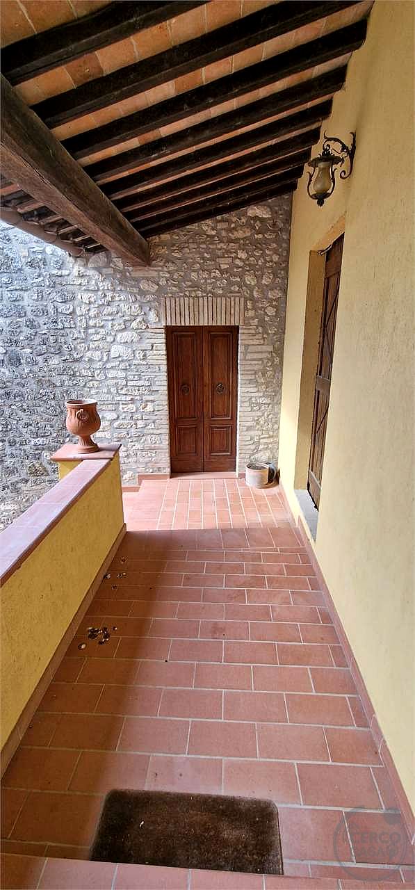 TODI – PORZIONE DI FABBRICATO CON ANNESSI