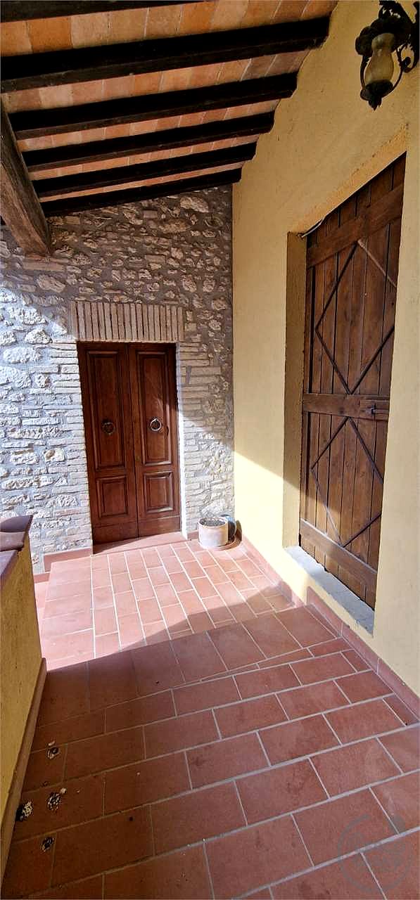 TODI – PORZIONE DI FABBRICATO CON ANNESSI
