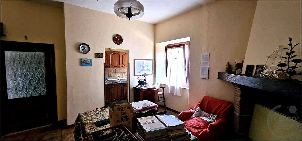 TODI – PORZIONE DI FABBRICATO CON ANNESSI