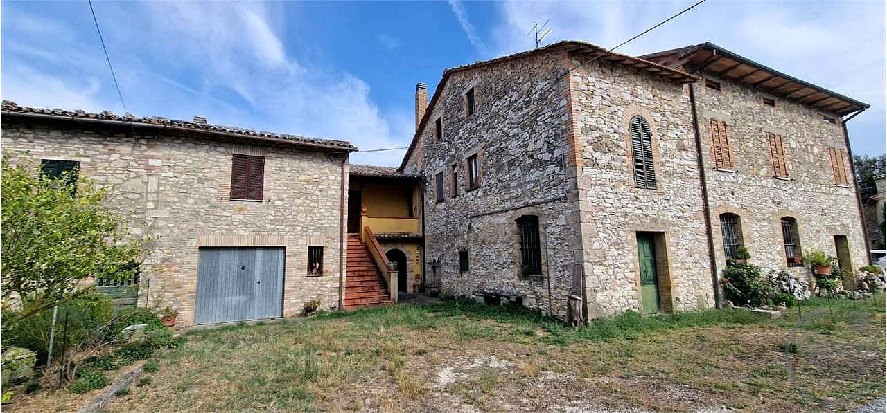 TODI – PORZIONE DI FABBRICATO CON ANNESSI