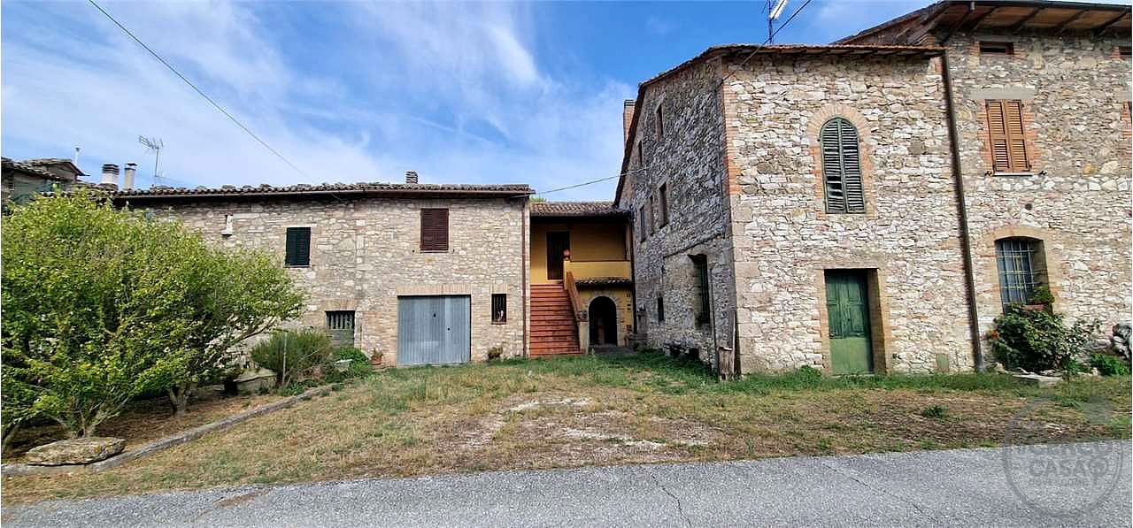 TODI – PORZIONE DI FABBRICATO CON ANNESSI