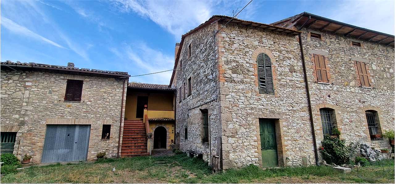 TODI – PORZIONE DI FABBRICATO CON ANNESSI