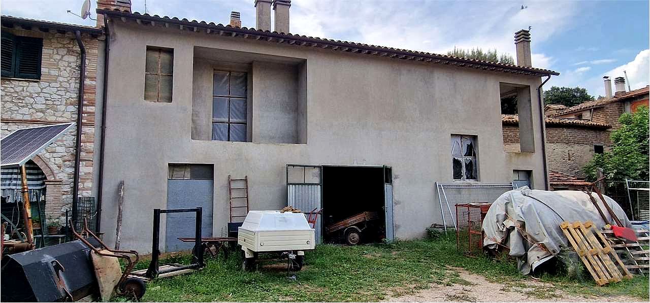 TODI – PORZIONE DI FABBRICATO CON ANNESSI