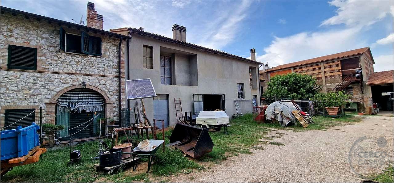 TODI – PORZIONE DI FABBRICATO CON ANNESSI