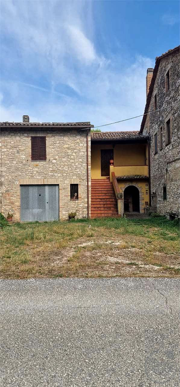 TODI – PORZIONE DI FABBRICATO CON ANNESSI