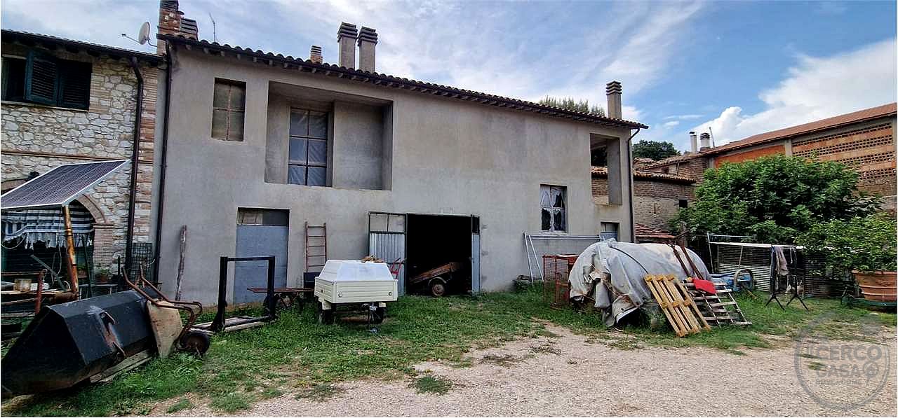 TODI – PORZIONE DI FABBRICATO CON ANNESSI