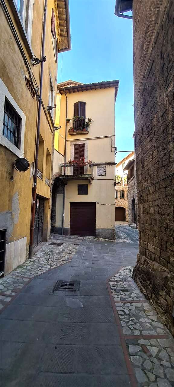 TODI: APPARTAMENTO IN CENTRO STORICO
