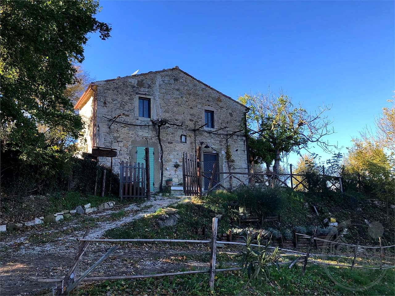 BASCHI - ACQUALORETO: CASALE IN PIETRA IN ZONA IMMERSA NEL VERDE