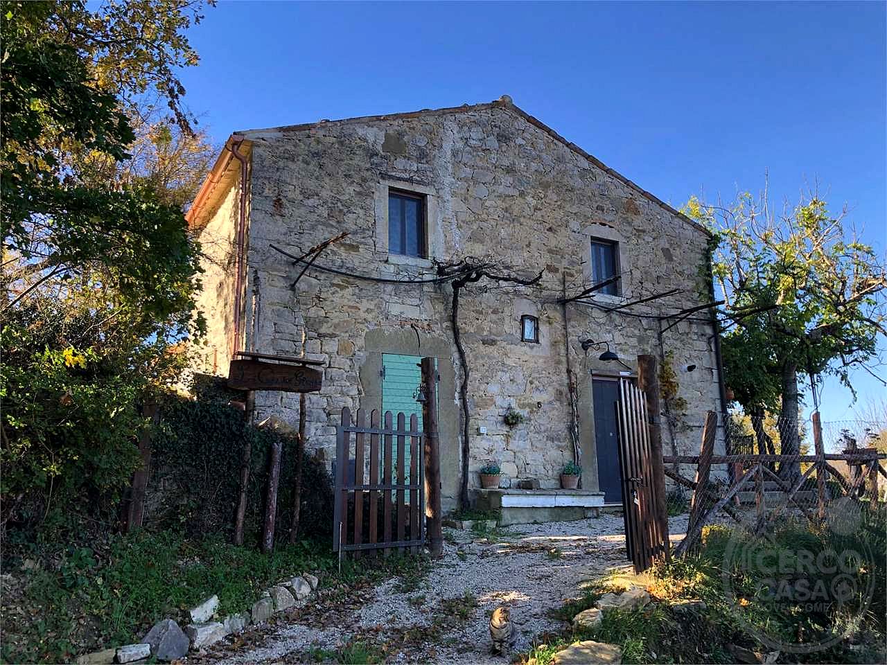 BASCHI - ACQUALORETO: CASALE IN PIETRA IN ZONA IMMERSA NEL VERDE