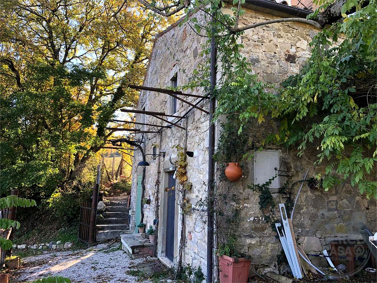 BASCHI - ACQUALORETO: CASALE IN PIETRA IN ZONA IMMERSA NEL VERDE