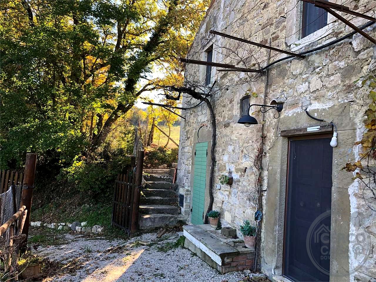 BASCHI - ACQUALORETO: CASALE IN PIETRA IN ZONA IMMERSA NEL VERDE