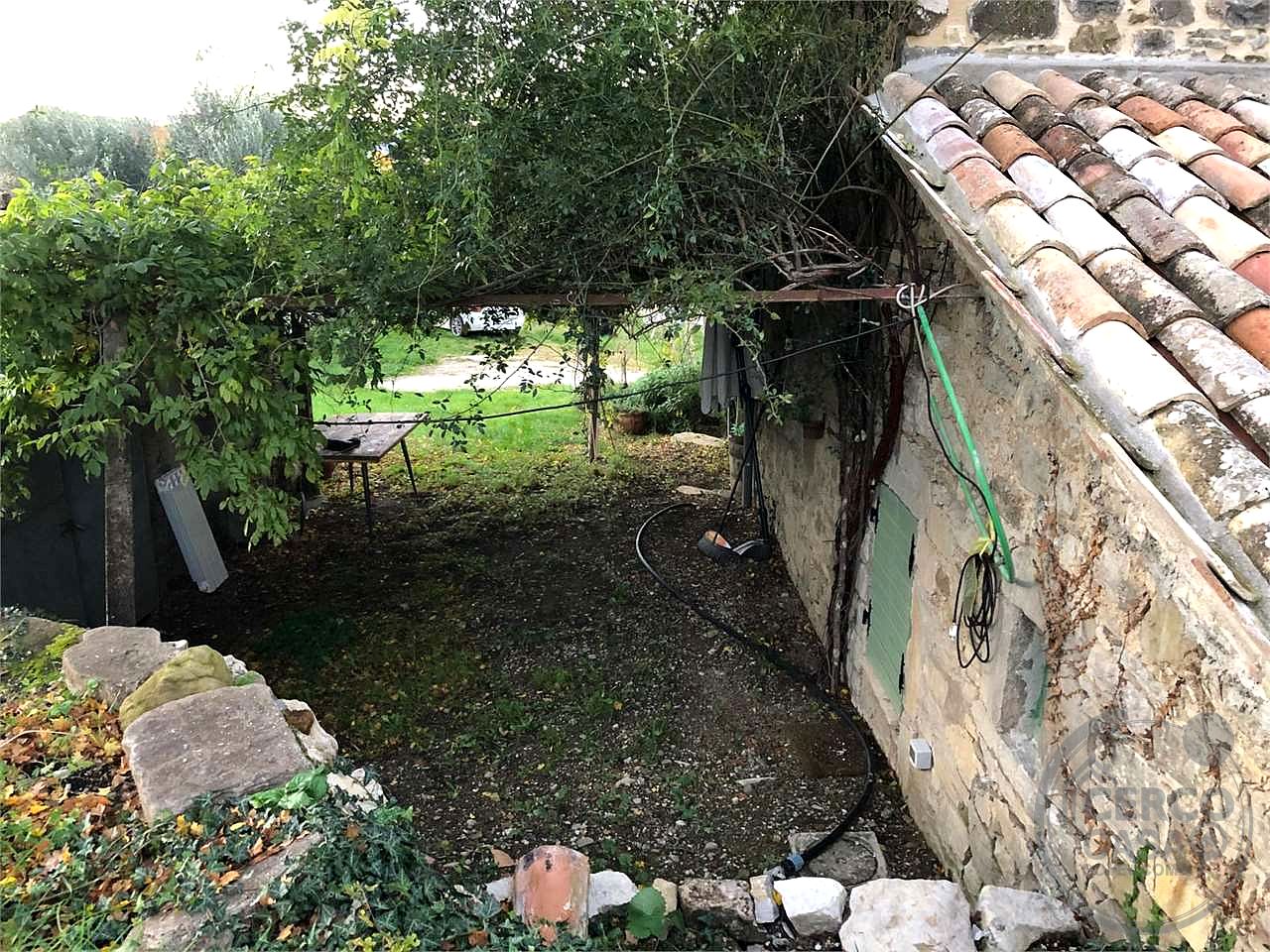 BASCHI - ACQUALORETO: CASALE IN PIETRA IN ZONA IMMERSA NEL VERDE