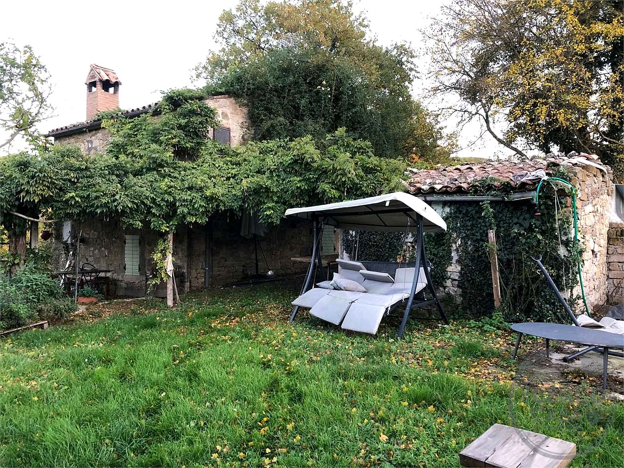 BASCHI - ACQUALORETO: CASALE IN PIETRA IN ZONA IMMERSA NEL VERDE