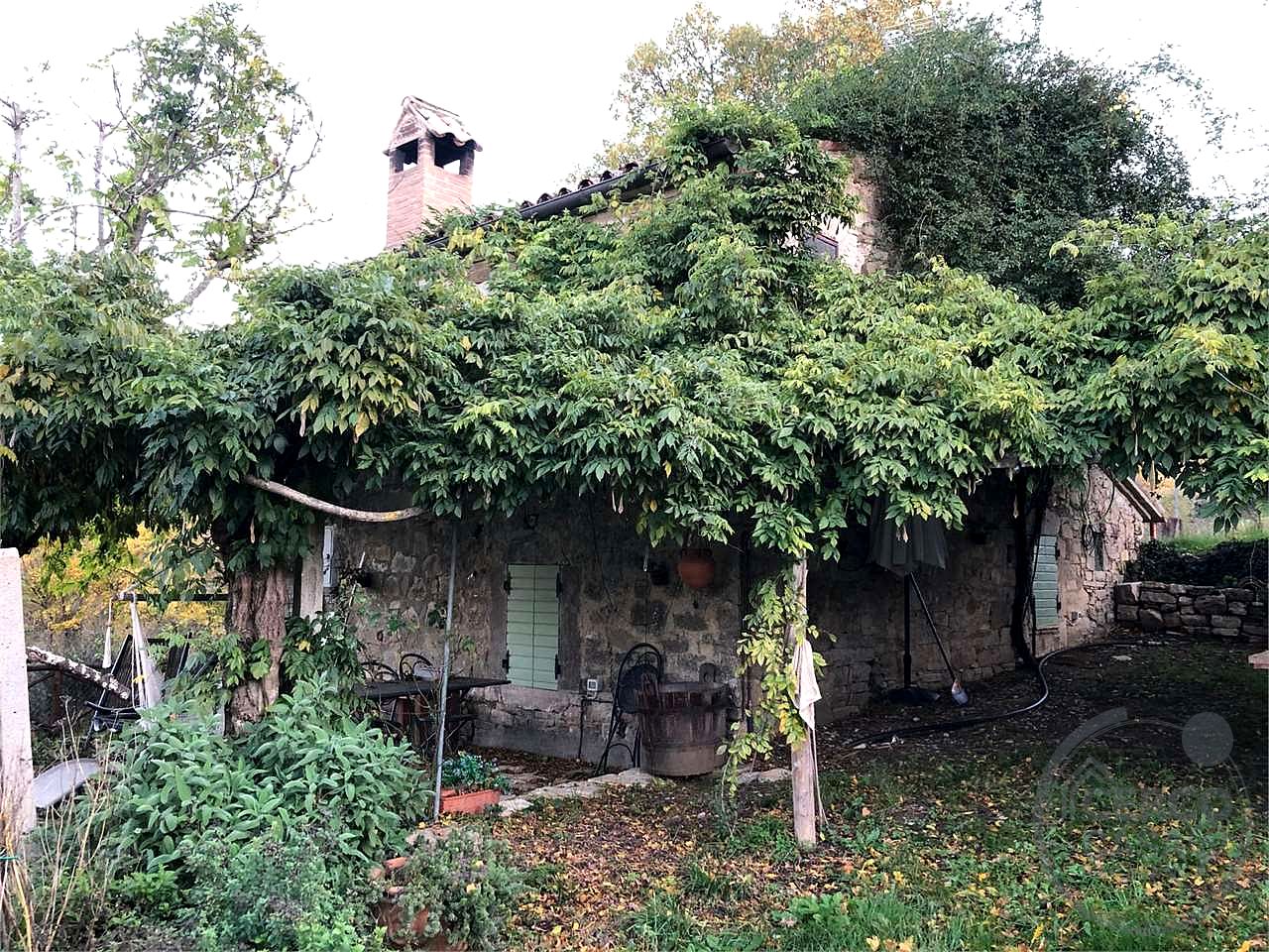 BASCHI - ACQUALORETO: CASALE IN PIETRA IN ZONA IMMERSA NEL VERDE