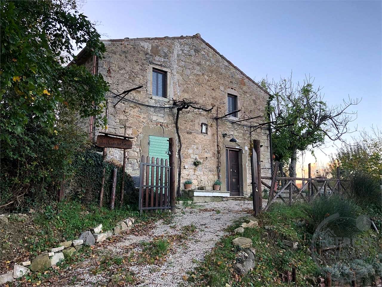 BASCHI - ACQUALORETO: CASALE IN PIETRA IN ZONA IMMERSA NEL VERDE