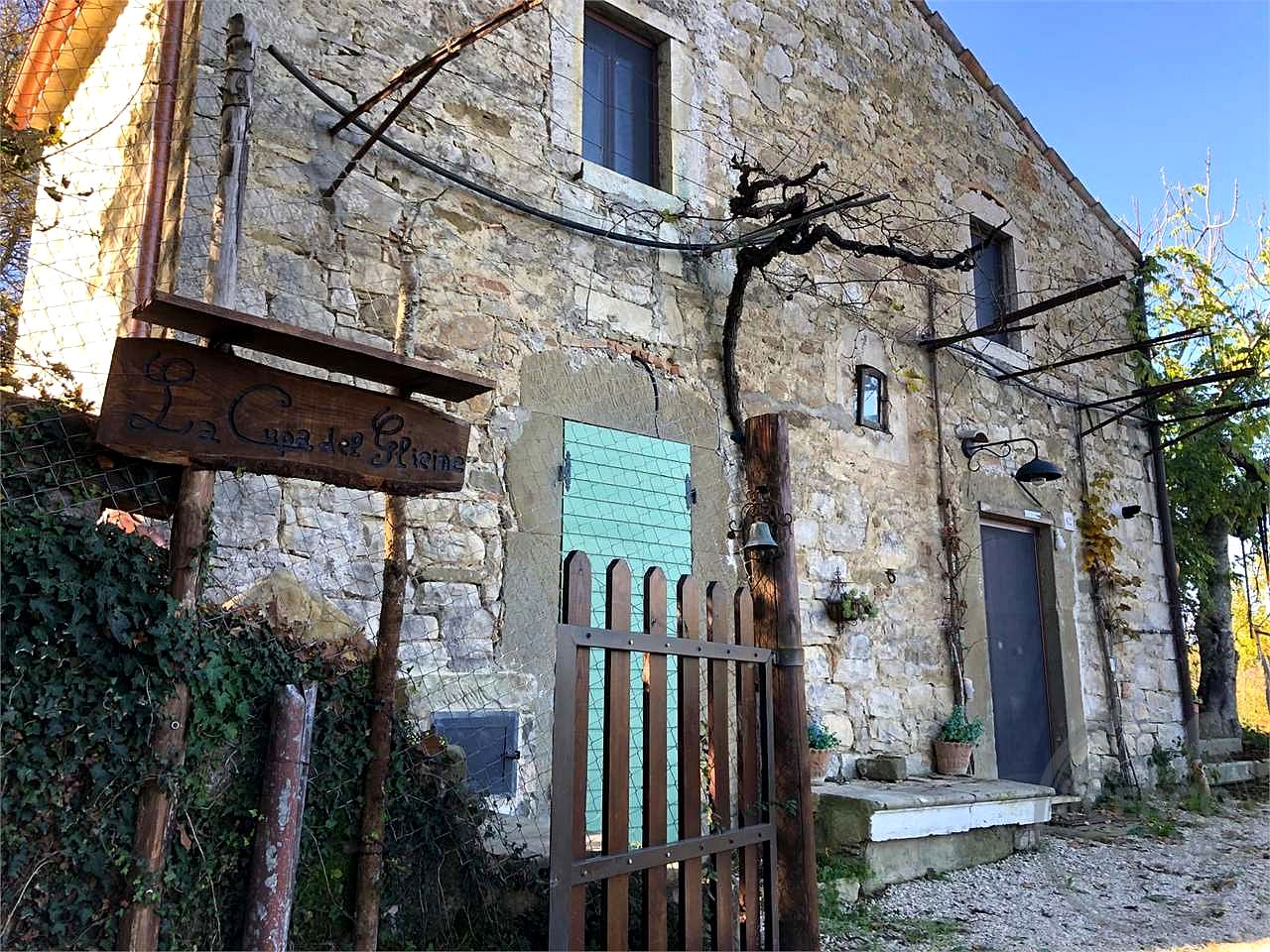 BASCHI - ACQUALORETO: CASALE IN PIETRA IN ZONA IMMERSA NEL VERDE