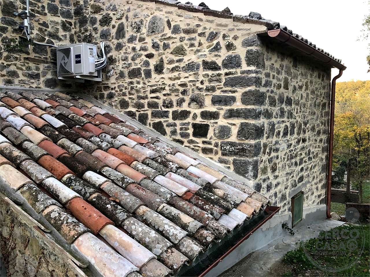 BASCHI - ACQUALORETO: CASALE IN PIETRA IN ZONA IMMERSA NEL VERDE
