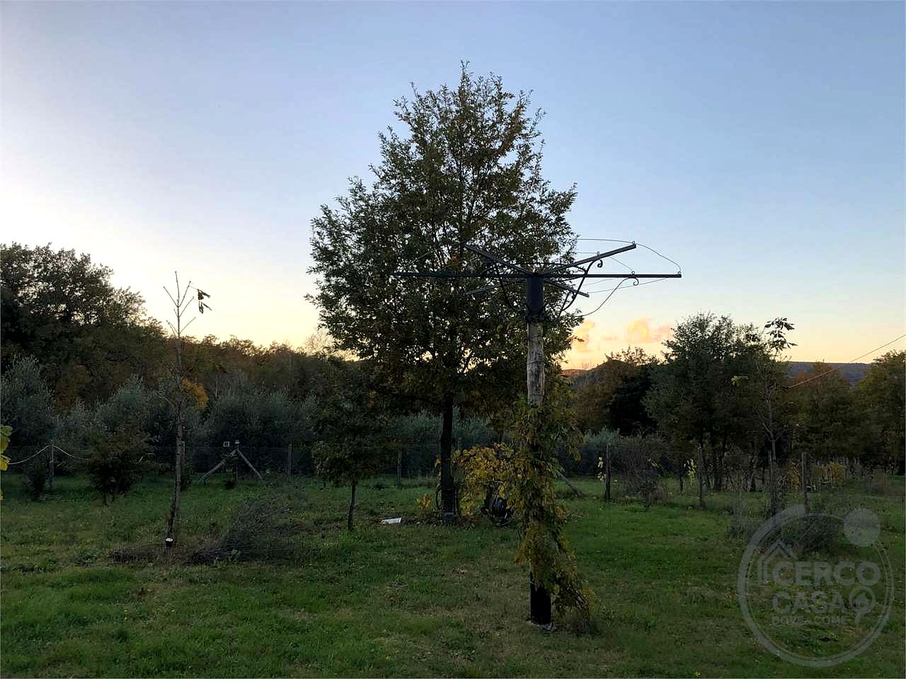 BASCHI - ACQUALORETO: CASALE IN PIETRA IN ZONA IMMERSA NEL VERDE