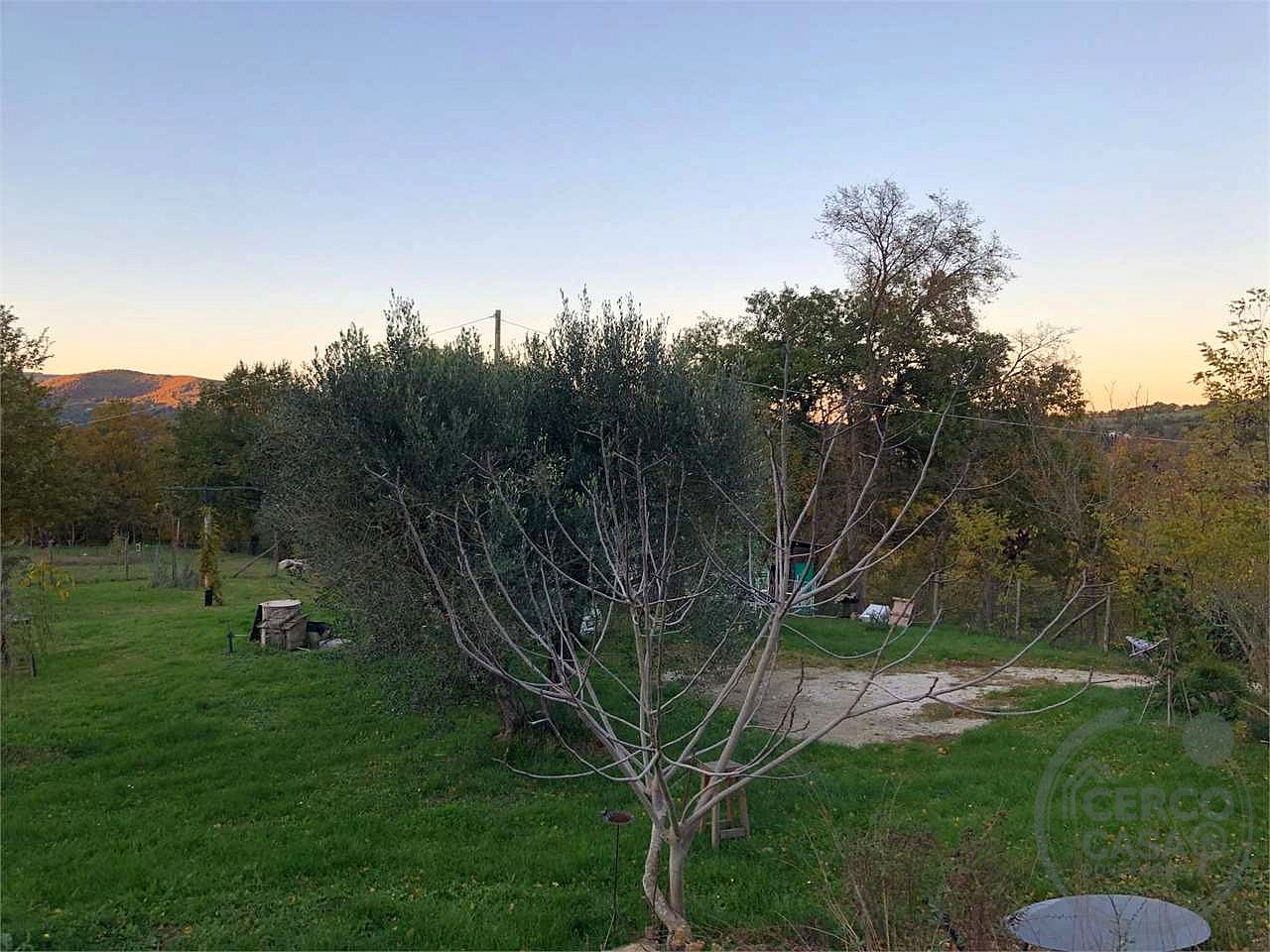BASCHI - ACQUALORETO: CASALE IN PIETRA IN ZONA IMMERSA NEL VERDE