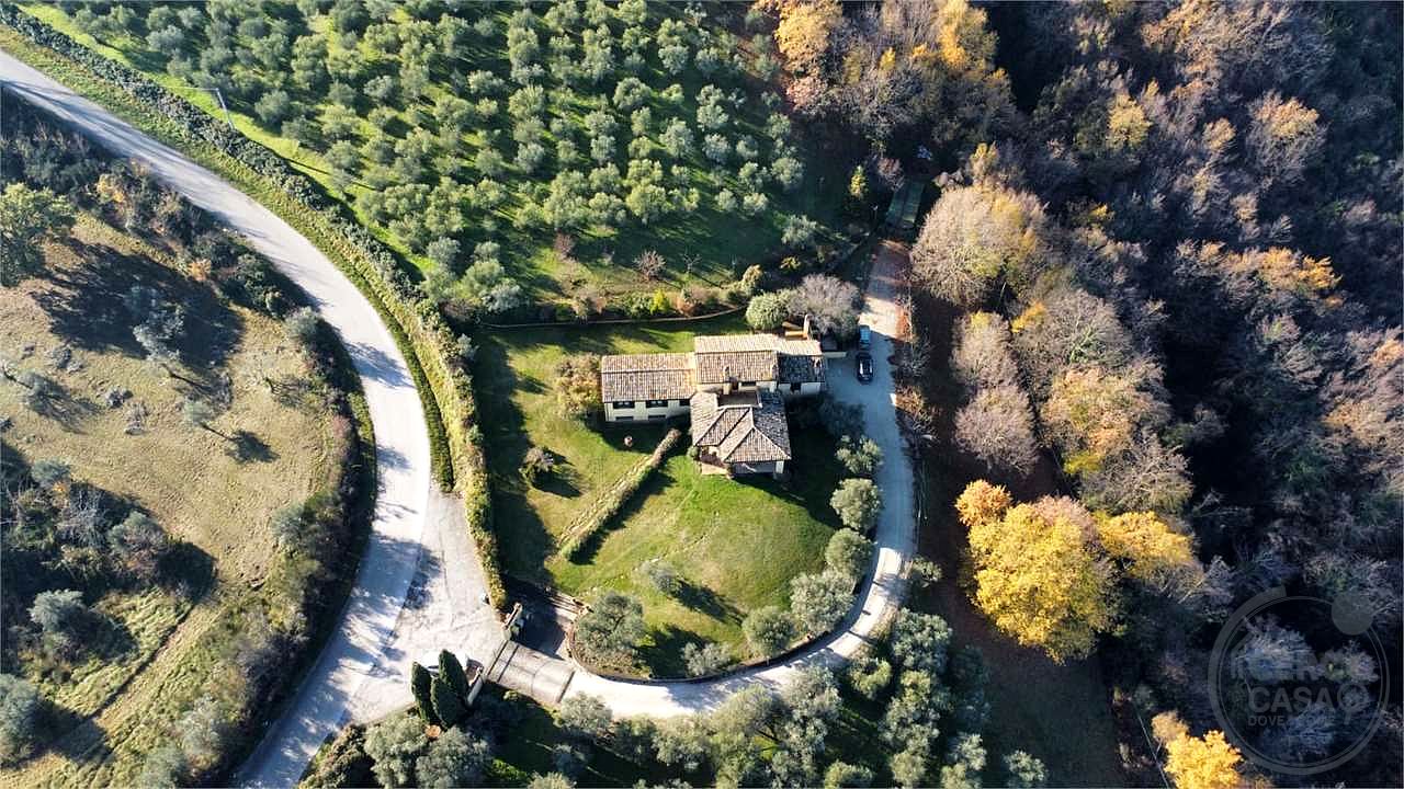 CANNARA - COLLEMANCIO: VILLA INDIPENDENTE CON GIARDINO ESCLUSIVO