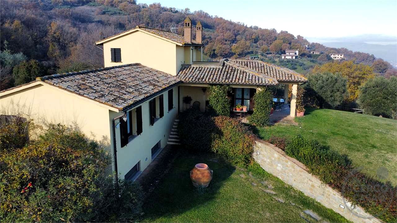 CANNARA - COLLEMANCIO: VILLA INDIPENDENTE CON GIARDINO ESCLUSIVO