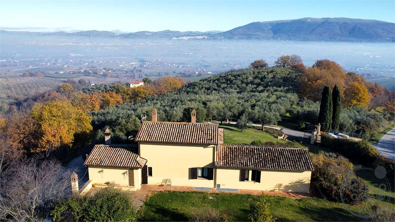 CANNARA - COLLEMANCIO: VILLA INDIPENDENTE CON GIARDINO ESCLUSIVO