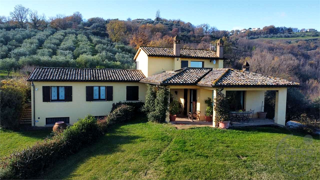 CANNARA - COLLEMANCIO: VILLA INDIPENDENTE CON GIARDINO ESCLUSIVO