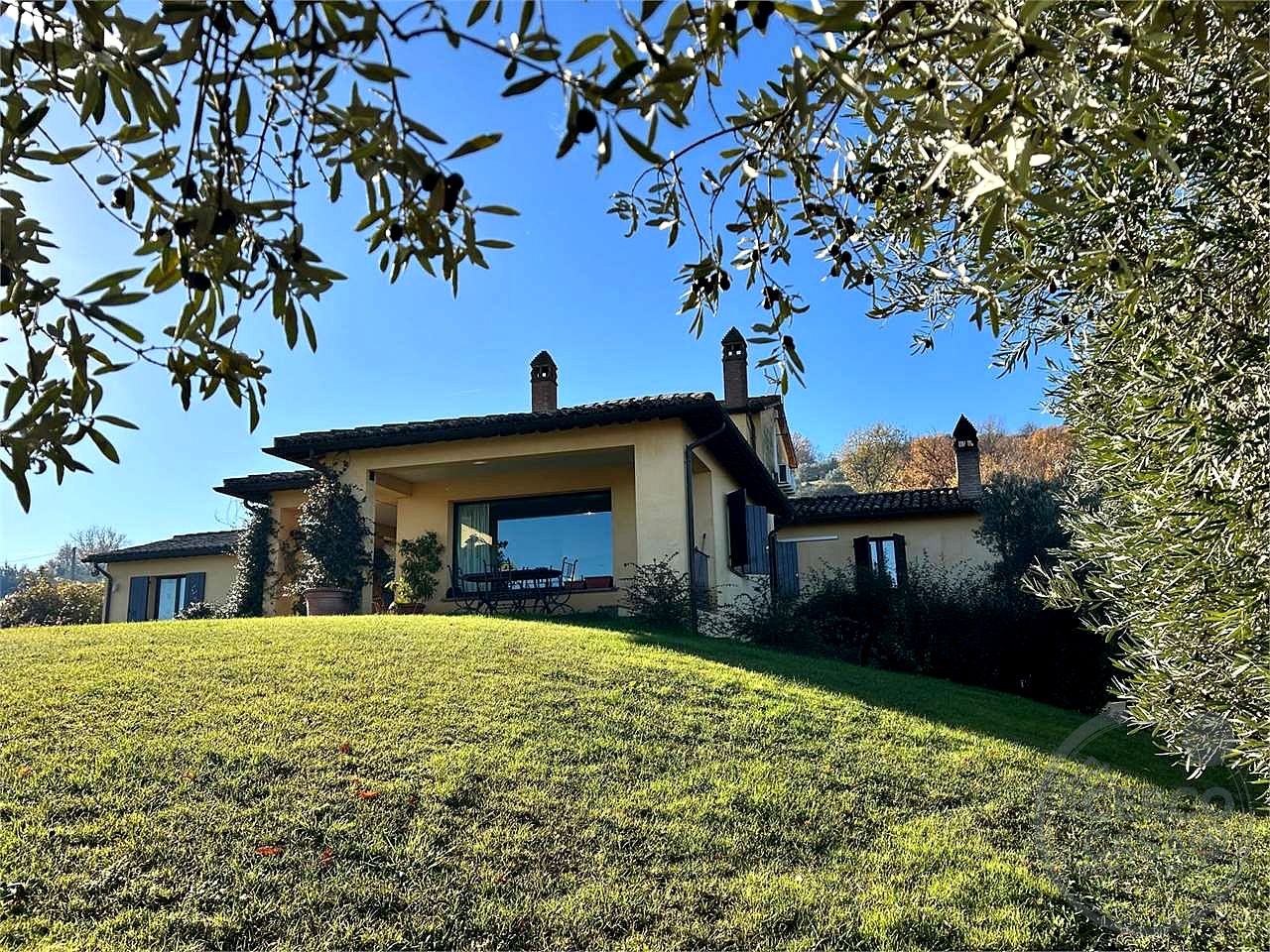 CANNARA - COLLEMANCIO: VILLA INDIPENDENTE CON GIARDINO ESCLUSIVO