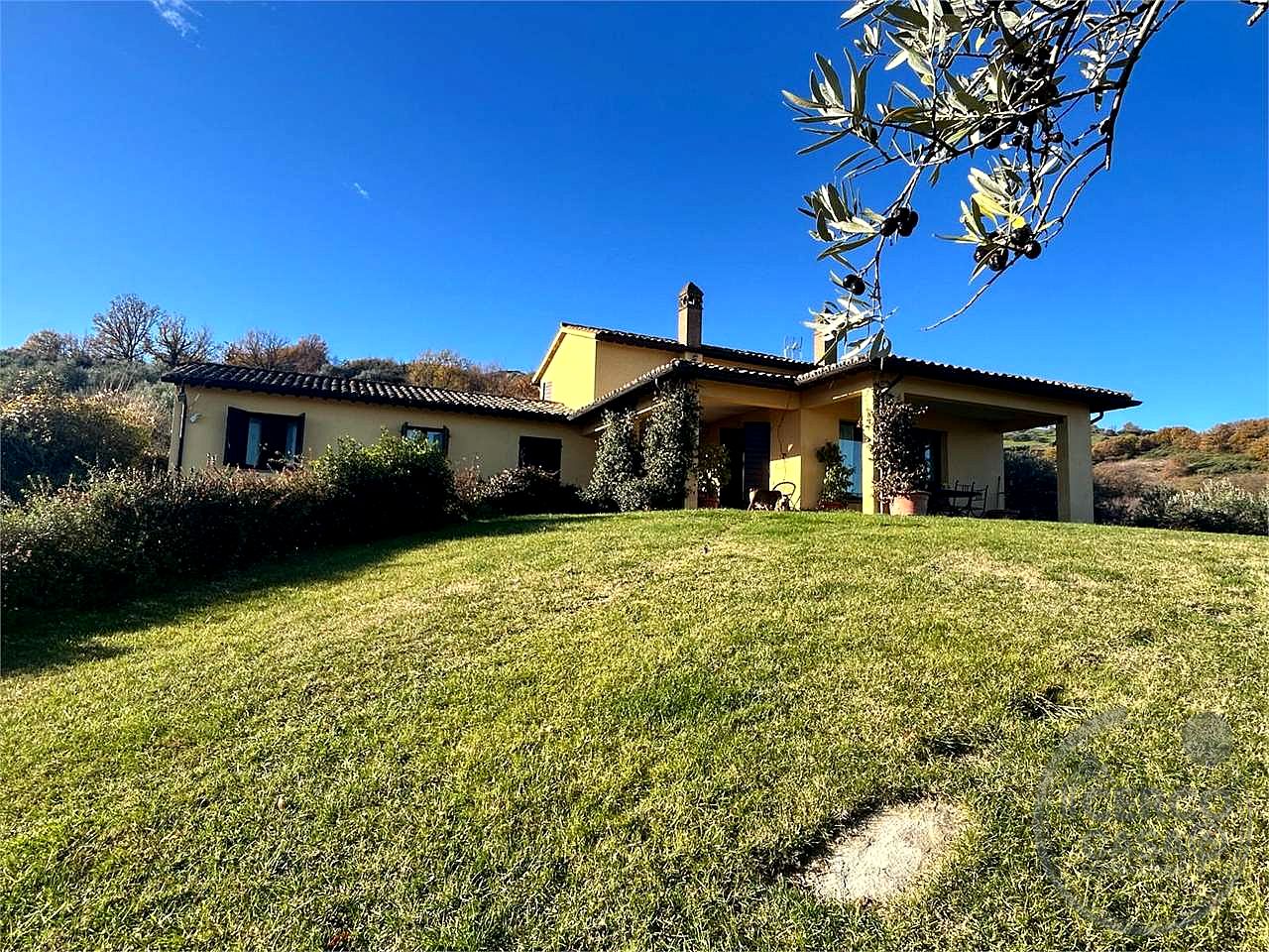CANNARA - COLLEMANCIO: VILLA INDIPENDENTE CON GIARDINO ESCLUSIVO