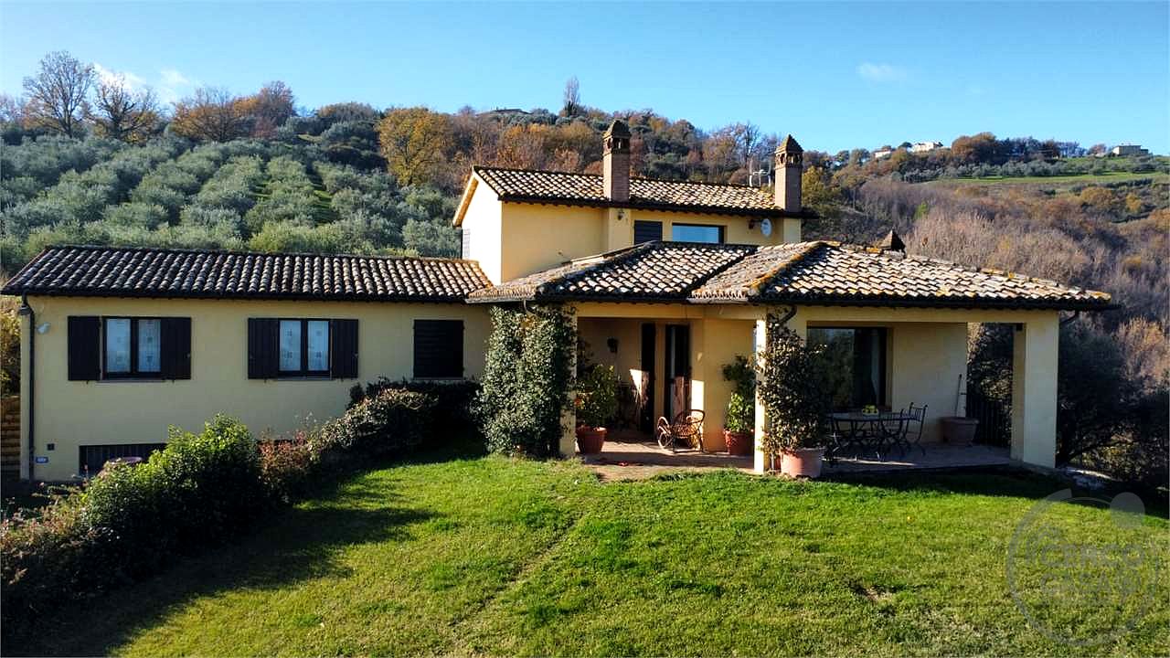 CANNARA - COLLEMANCIO: VILLA INDIPENDENTE CON GIARDINO ESCLUSIVO