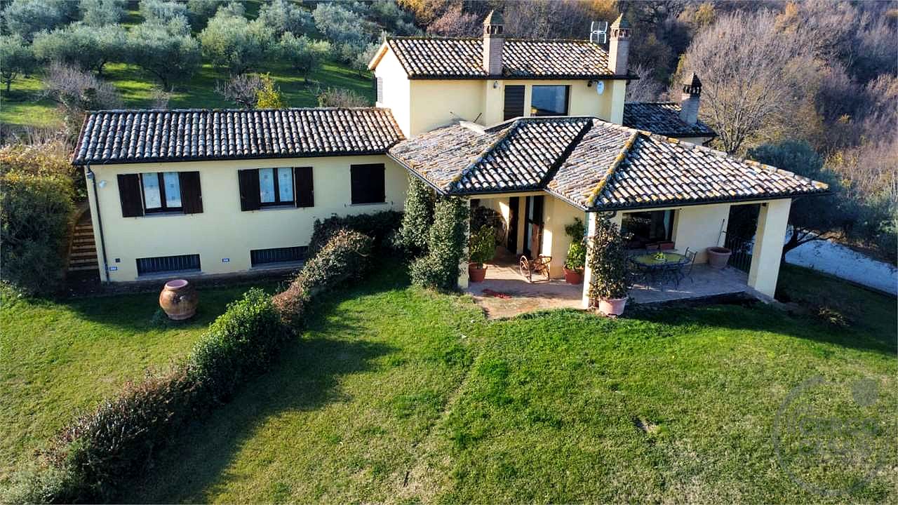 CANNARA - COLLEMANCIO: VILLA INDIPENDENTE CON GIARDINO ESCLUSIVO