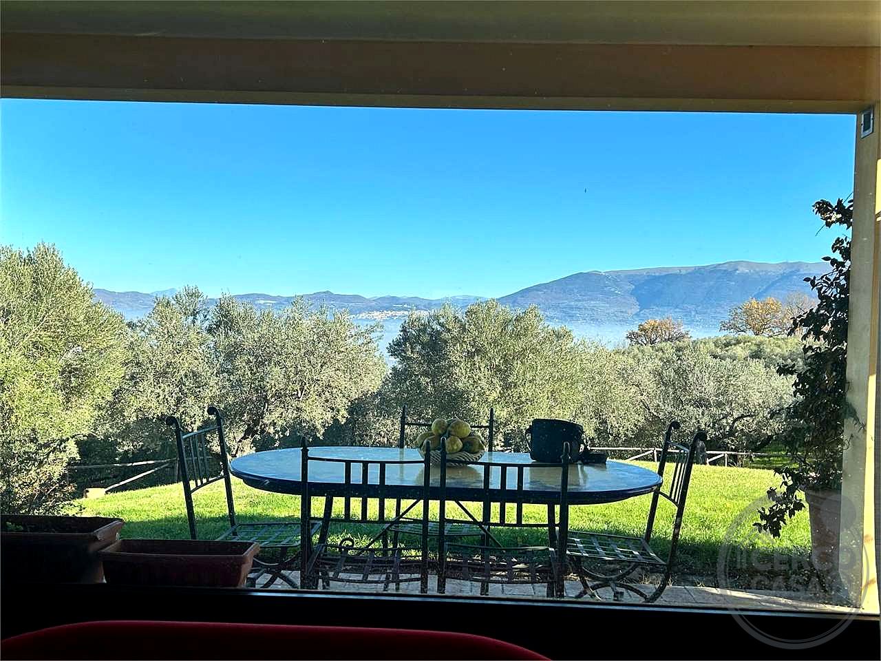 CANNARA - COLLEMANCIO: VILLA INDIPENDENTE CON GIARDINO ESCLUSIVO