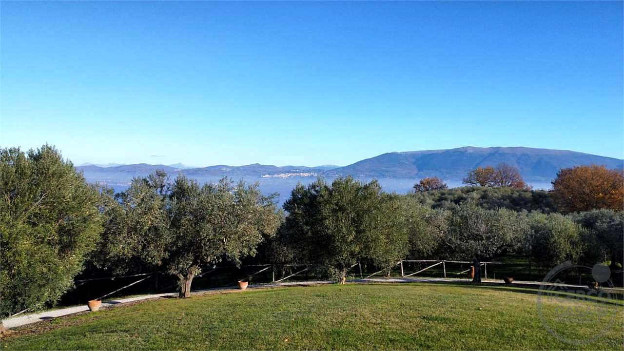 CANNARA - COLLEMANCIO: VILLA INDIPENDENTE CON GIARDINO ESCLUSIVO