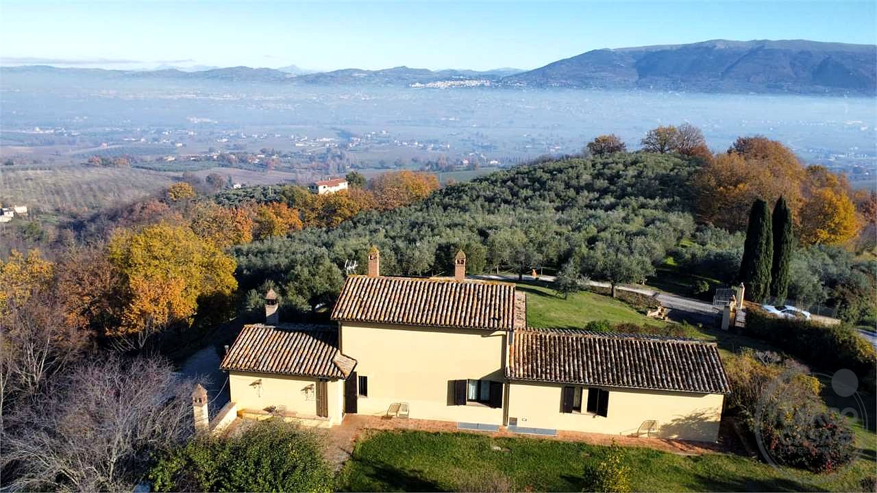 CANNARA - COLLEMANCIO: VILLA INDIPENDENTE CON GIARDINO ESCLUSIVO
